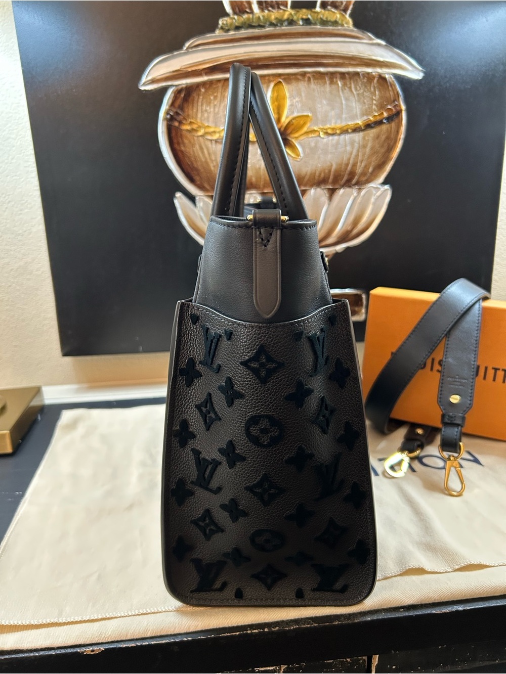 Authentic Louis Vuitton On My Side MM - Picture 5 of 15